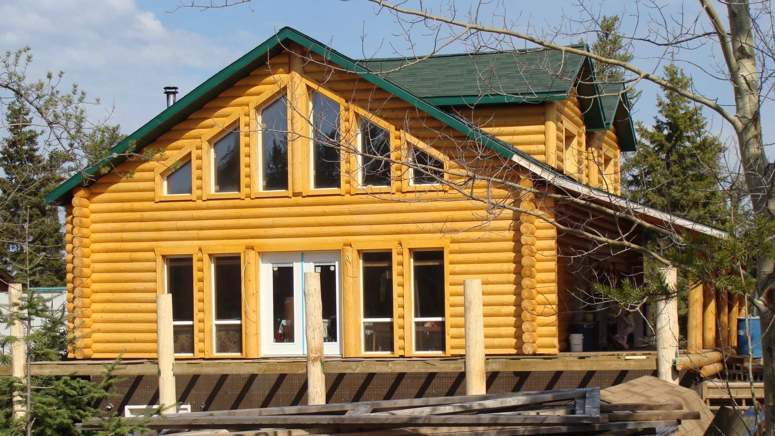 Log home built with structurally insulated panels