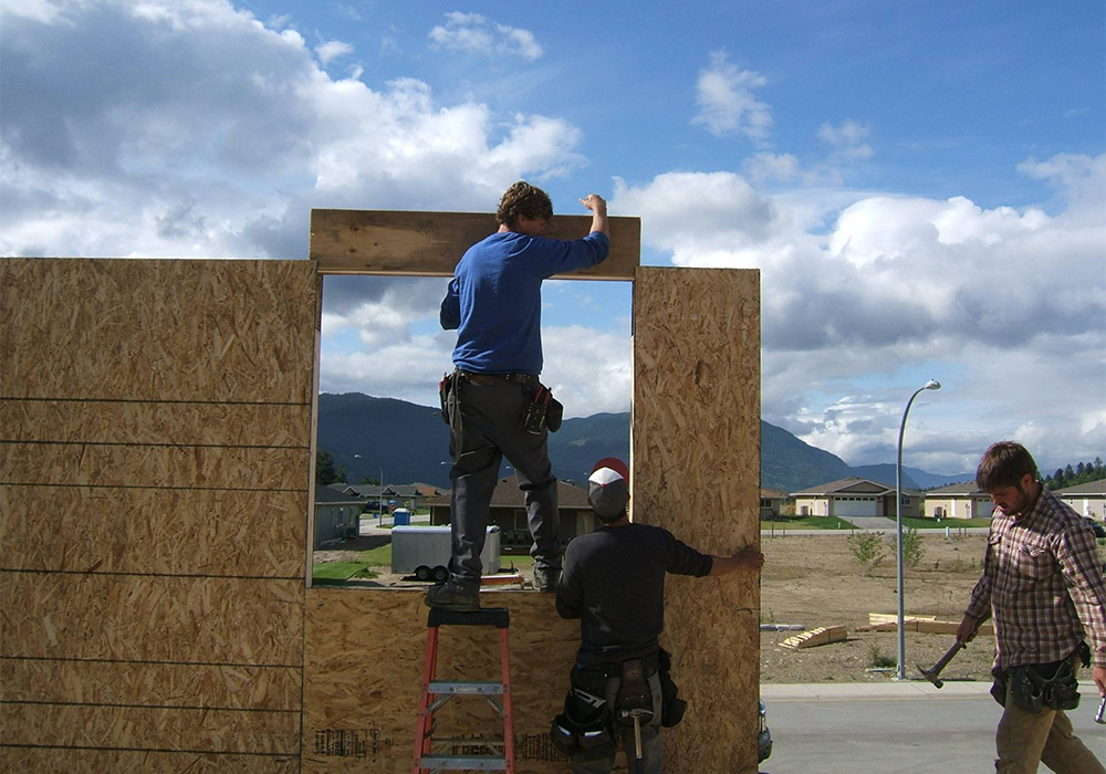 main installing Structural Insulated Panels (SIPs)